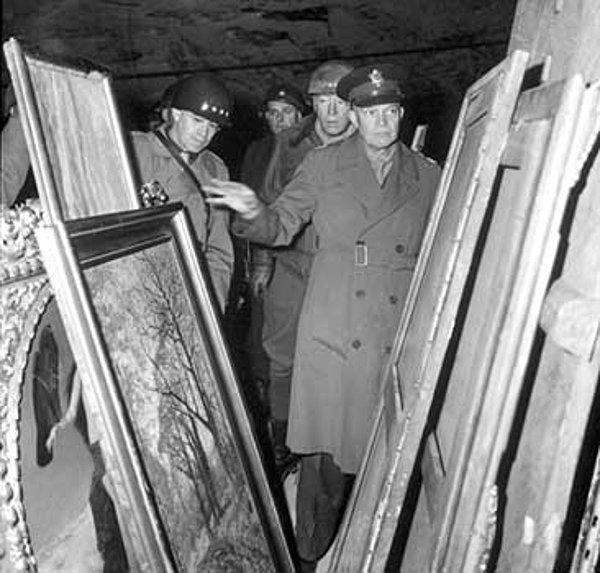 11. General Eisenhower, Bir Nazi Madenindeki Çalıntı Sanat Eserlerini İnceliyor (1945)