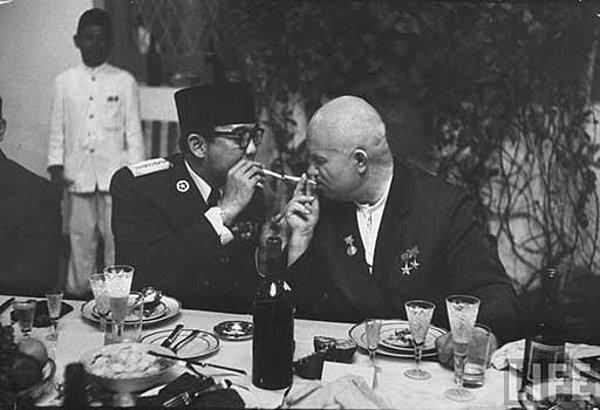 22. Nikita Khrushchev ve Endonezya Başkanı Sukarno Sigara Paylaşıyor (1960)