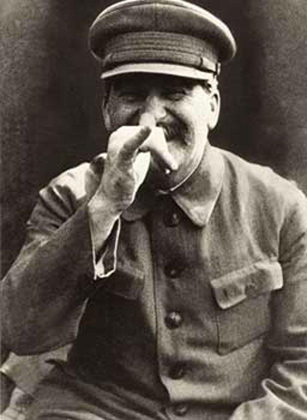 34. Joseph Stalin Kameralara Poz Veriyor