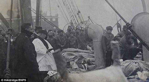 38. Titanik Kurbanları İçin Dua Eden Rahip (1912)