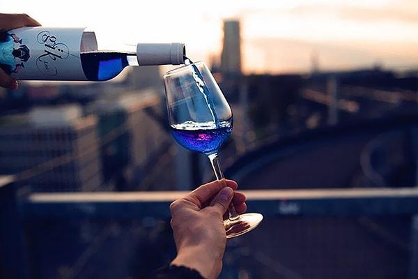 Kırmızı ve beyaz şarap ikilisinin pabucunu dama atacak yepyeni bir tür karşınızda: Mavi şarap! 💙