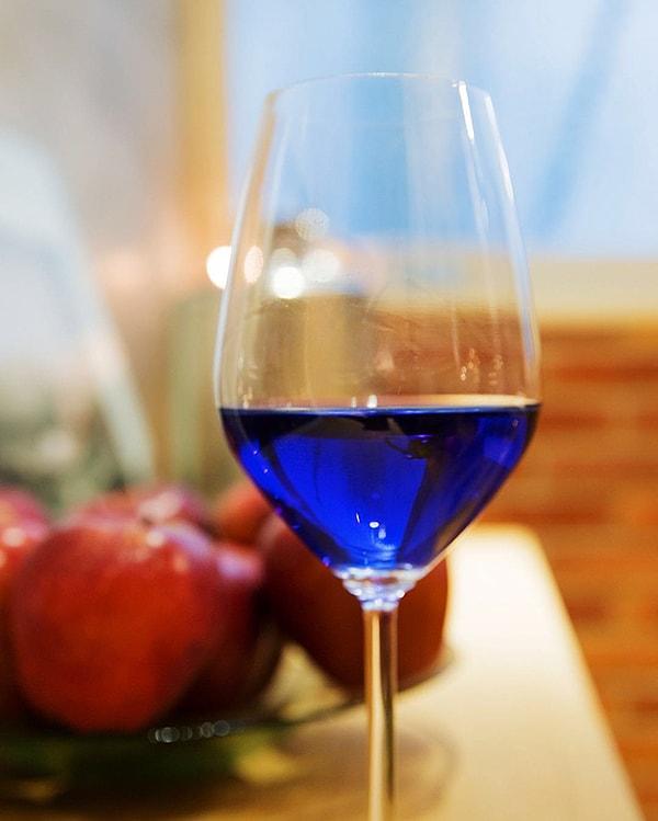 Şarap anlayışını değiştirmek üzere yola çıkan İspanyol firma Gik tarafından üretilen mavi şarap görenleri şaşırtıyor.😱