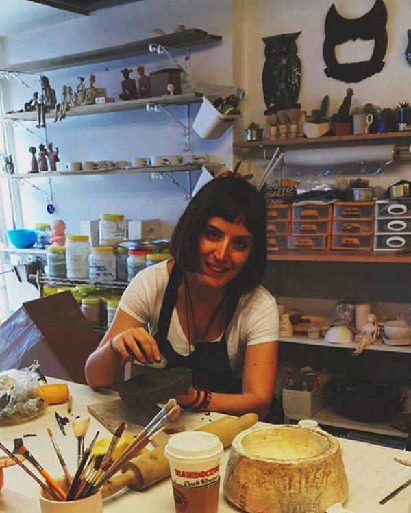 Floripaartworks isimli instagram sayfasından hem porselen tabakları hem de Başak Erdemir'in diğer çalışmalarını takip edebilirsiniz.