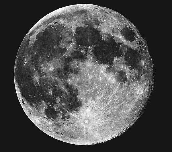 "Ay'ın kusursuz bir yörüngesi var."