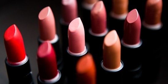 Makyaj Tutkunları Buraya! Adeta Evlat Gibi Sevdiğimiz Rujlarımız Nasıl Yapılıyor?
