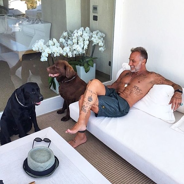 5. Он получил от жизни все, что может пожелать мужчина: деньги, славу, красивых женщин.