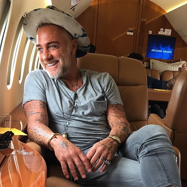 8. Подробности его жизни мы узнаем, в основном, из его странички в Инстаграме.