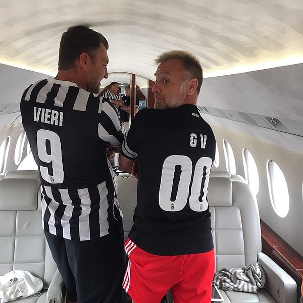 9. Например, известно, что у него есть близкий друг - итальянский футболист Кристиан Вьери.