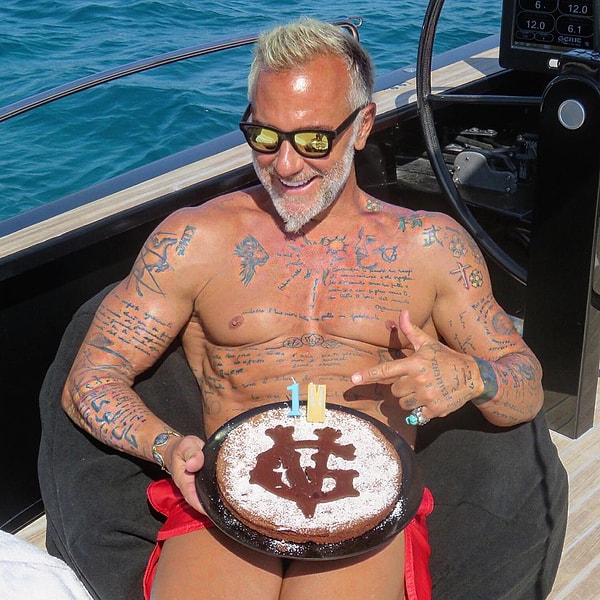 18. "Кто-то предпочитает быть грязным внутри, а кто-то - снаружи. Я выбрал внешнюю оболочку", - отвечает он.