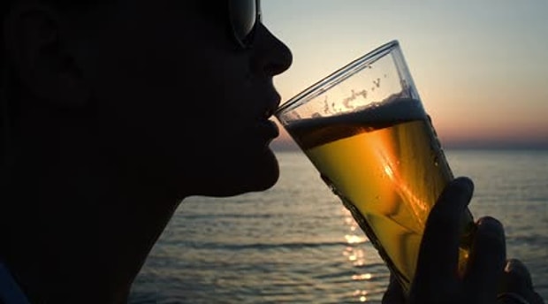 Denize karşı bira içmek