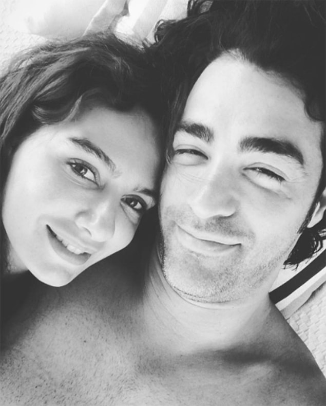 Geçtiğimiz gün 2. evlilik yıldönümlerini kutlayan çift, Instagram'da paylaştıkları fotoğraflarla ayrılık söylentilerine en güzel cevabı verdi.