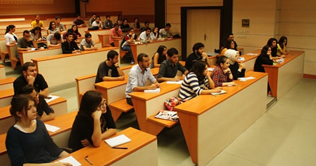 4. İyi bir üniversite, Birleşmiş Milletler binası gibidir. Farklı ülkelerden öğrencileri vardır. Bu sayede, seni o bilgisayarın başından kaldırır, farklı kültürlerle tanıştırır.