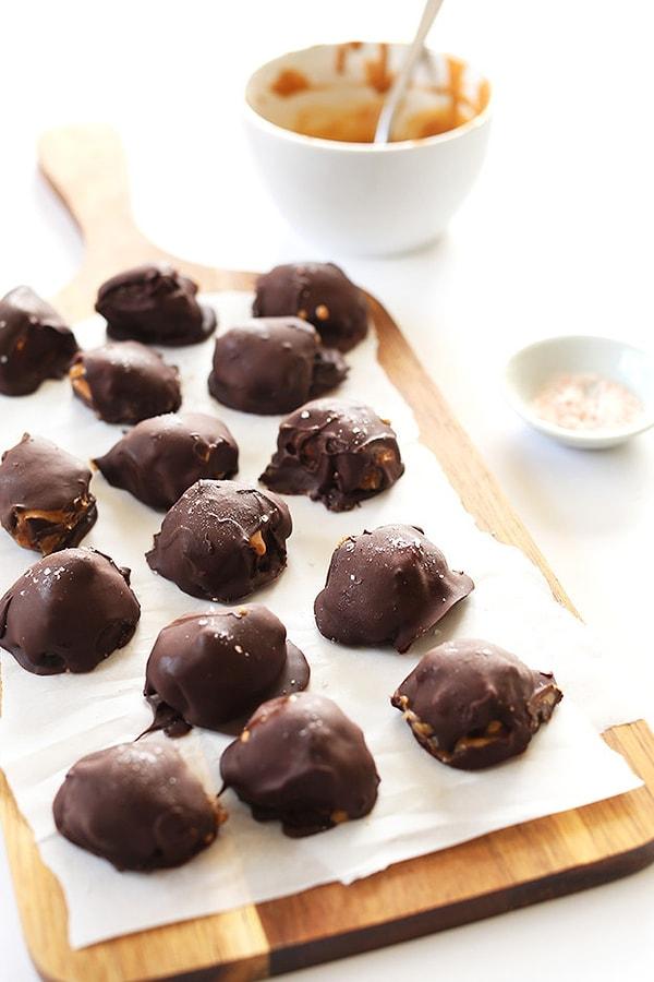 12. İçi hem fıstık ezmesi hem karamel dolu çikolata toplarına ne dersiniz?