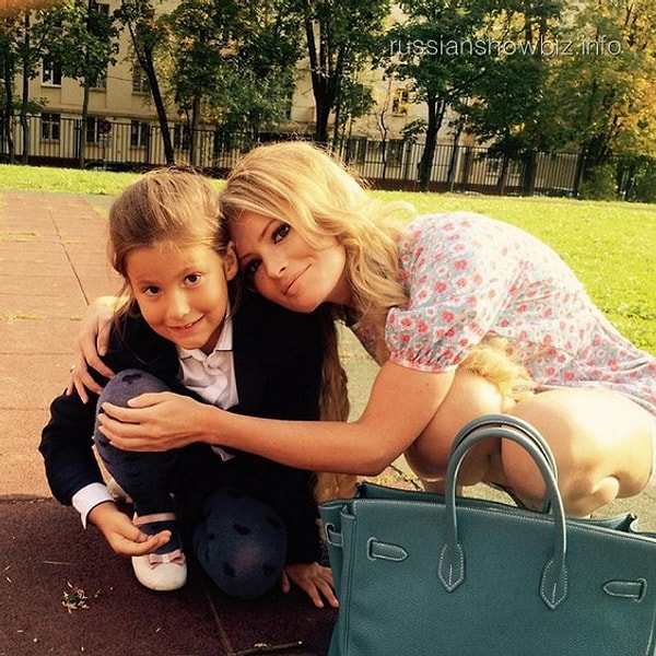 4. В День Победы Александр с Даной и ее дочкой Полиной гуляли по городу, сходили в кино, а вечером смотрели салют. Новый избранник Даны Борисовой оказался владельцем нескольких автоцентров.