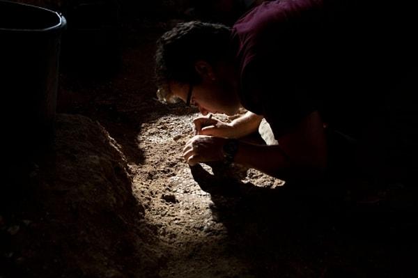 Kazı sırasında ayrıca 2300 yıllık olduğu düşünülen çömlekler ve sikkeler de bulundu