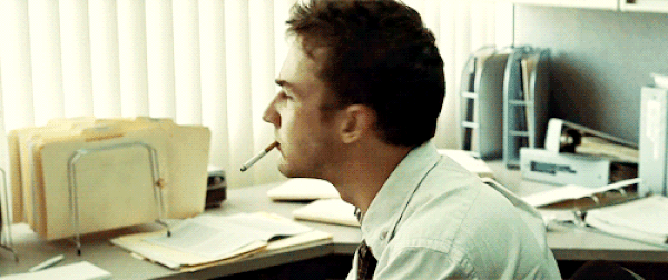1. Kolay bir soruyla başlayalım. Dövüş Kulübü / Fight Club filmindeki rolünde, Edward Norton'ın mesleği neydi?