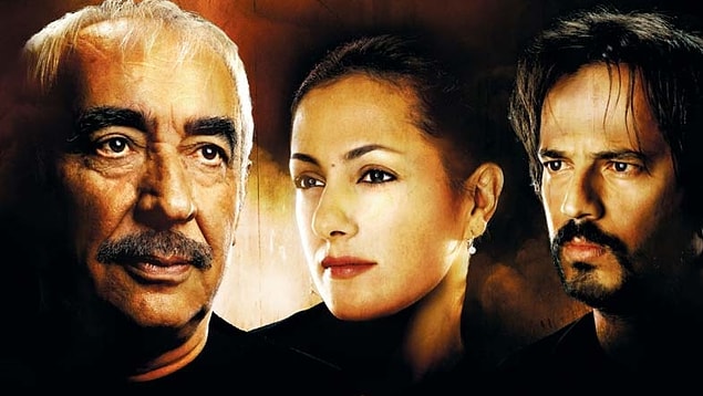 11. Gönül Yarası filminde Nazım Öğretmen ve Dünya'nın başına her türlü belayı açan Halil, nerede çalışıyordu?