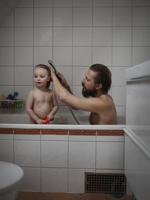 1. Fotoğrafçı Johan Bävman "babalık izni" ile ilgili dikkat çekmek amacıyla bir fotoğraf projesi oluşturuyor.