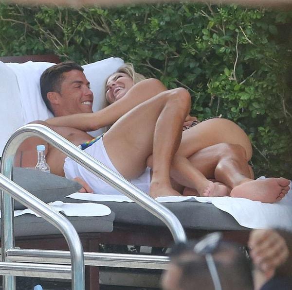 2. Cristiano Ronaldo ve yanındaki gizemli kadın sereserpe uzanmış güneşleniyorlardı.