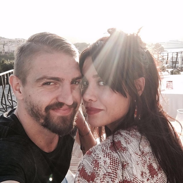 Ve beklenen gün geldi! Konuyla ilgili sessizliğini bozmayan ama aşkından da vazgeçmeyen Caner, sonunda aşkını cümle aleme duyurdu. ❤️