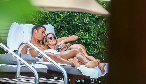 1. Cristiano Ronaldo, geçtiğimiz gün gizemli bir hanımla Miami'de paparazzilere yakalandı.