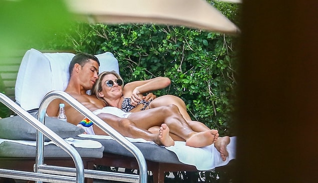 1. Cristiano Ronaldo, geçtiğimiz gün gizemli bir hanımla Miami'de paparazzilere yakalandı.