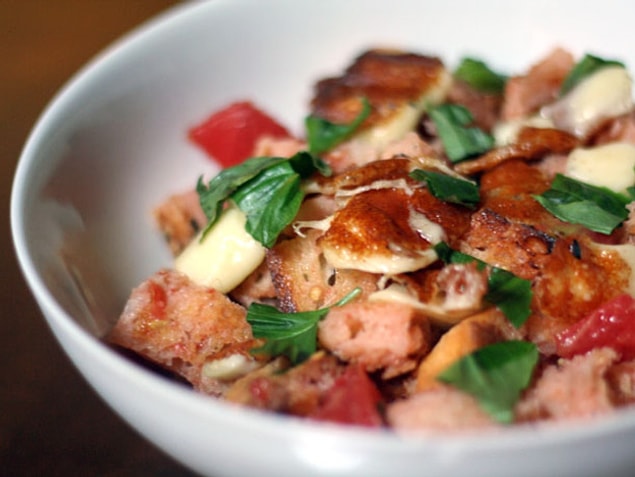 5. Çıtır çıtır ekmek ve peynirin salata ile buluşması ancak bu kadar enfes olabilir!