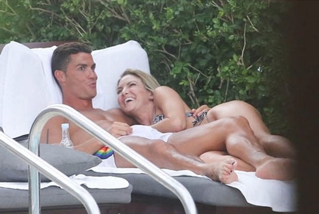 5. Elinin nerede olduğunu çözemediğimiz bu hanımefendinin yaşattığı "ufak bir hareketlenme" de Cristiano'nun yüzünden anlaşılabiliyor.