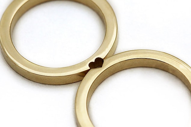 Birer sarraf ve tasarımcı olan çift Eliad ve Maya, İsrail'in Tel Aviv kentinde 'Cadı Jewelry' adında bir mücevher dükkanı işletiyorlar.