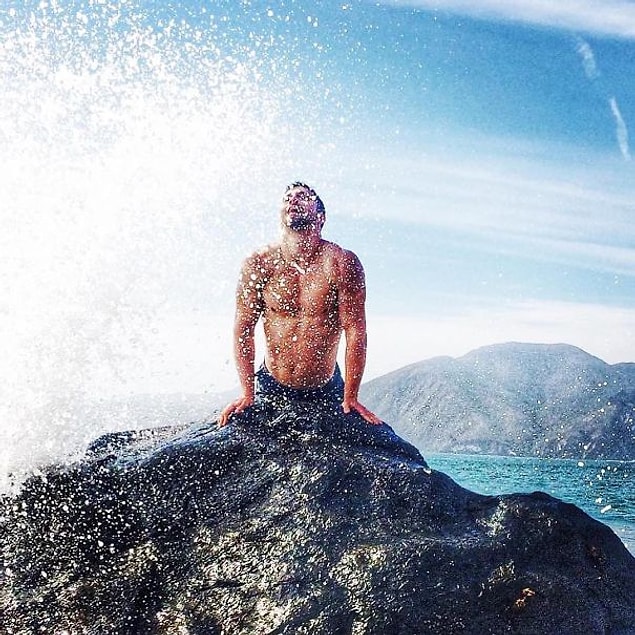 8. 🌊👑