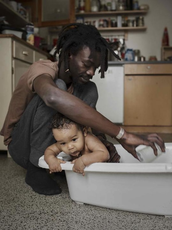 2. Фотограф Йохан Бавман заинтересовался этим вопросом и решил начать работать над проектом, посвященном отцам семейства в декретном отпуске.