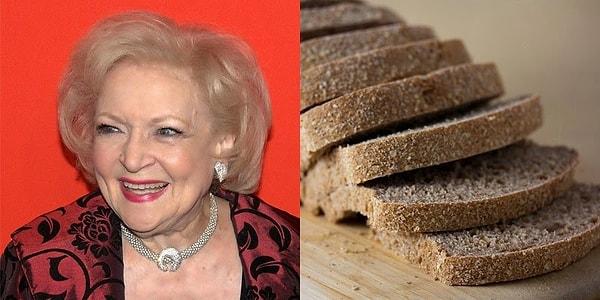 10. ABD'li dizi ve sinema oyuncusu Betty White, tost ekmeğinden daha yaşlıdır.