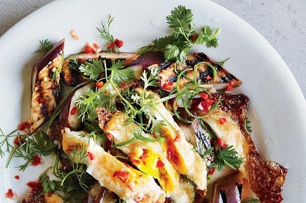 11. Izgarada pişmiş patlıcan ve çıtır çıtır yumurta akşam yemeğinin böylesi!