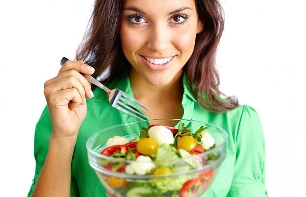 2. Yazarın derdi bu noktada salatayla değil, salatanın "tek sağlıklı gıda" olarak lanse edilmesiyledir.