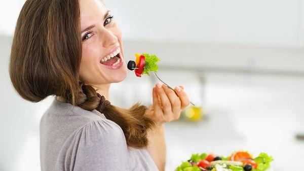 3. Ne ki, biri kilo vermek istesin, kalori alımını sınırlamak istesin, sağlıklı beslenmek istesin, önüne salata koyulur.