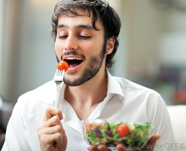4. Sanki bütün yemekler sağlıksız, fakat salata cennetten inen bir nimettir.