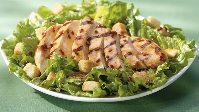 5. Ya da salata dışında sağlıklı bir yiyecek yokmuş, sağlıklı beslenilecekse illa salata yenmeliymiş gibi davranır herkes.