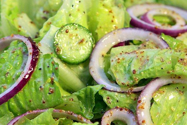 10. Yağa bulanıp, soslarla zenginleştirilmiş bir salatanın herhangi bir yemekten daha sağlıklı olduğunu düşünmeyi bırakmalısınız.