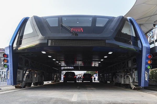 Transit Elevated Bus TEB-1 isimli otobüs Hebei eyaletine bağlı Qinhuangdao'daki test sürüşünü yaptı.