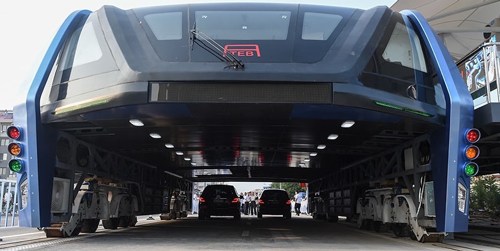 Футуристический автобус из Китая совершил первую поездку