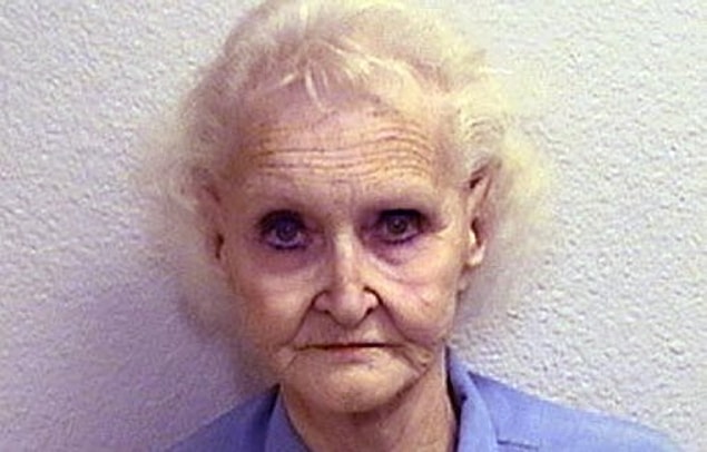 Alkolik bir anne babanın tek çocuğu olarak dünyaya gelen Dorothea Puente, 4 yaşında iken babasını, 6 yaşına geldiğinde de annesini kaybetti.