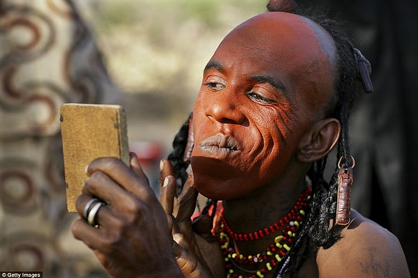 4. На Геревол каждый мужчина племени стремится подчеркнуть свою неотразимость