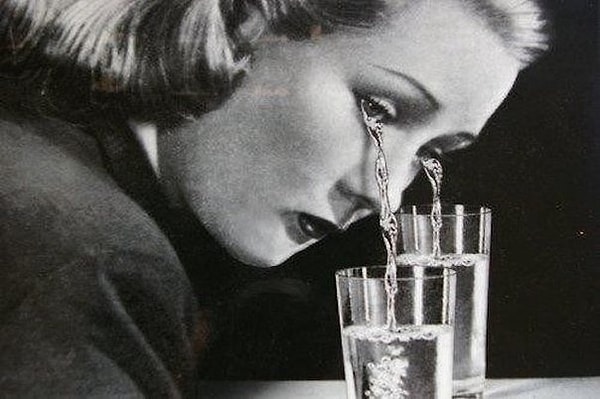 6. "Во время секса я начала плакать, и мой парень спросил меня, что случилось. Я соврала, что мне было слишком хорошо с ним. Он был доволен. Вот только плакала я потому, что очень скучаю по своему бывшему"