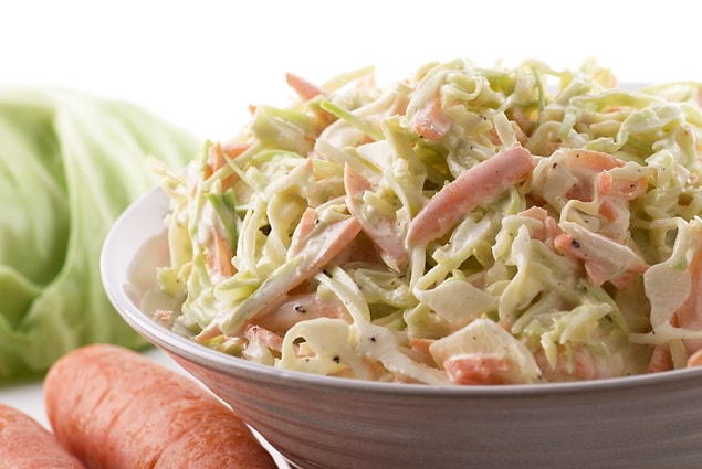 7. Etlerin, tavukların, hamburgerlerin sevgili yan yemeği: Coleslaw salata