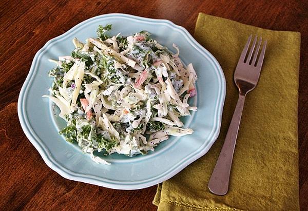 9. Hem hafif hem de tam yaz için ideal bir tarif: Yoğurtlu Lahana Salatası