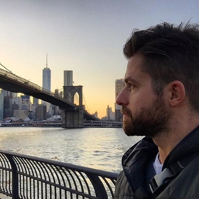 ”Ey New York, sen mi büyüksün ben mi?” diyerek koca şehre kafa tutmuşluğu da var.