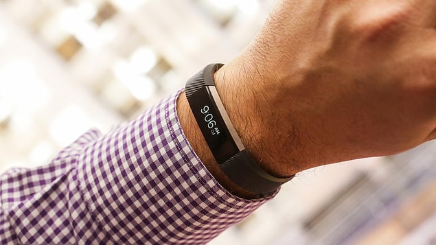 2. Fitbit isimli şirketin ürettiği bu bileklikler, nabzı, tüm hareketleri ve uyku düzenini kayıt altına alma özelliğine sahip.