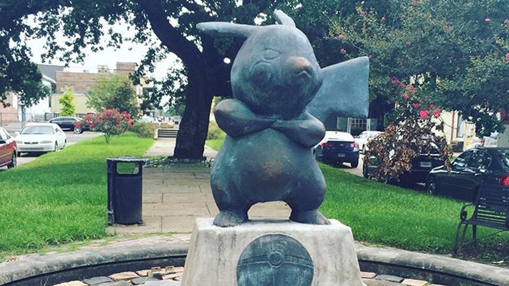 Şehrin Ortasına Kocaman Pikachu Heykeli Diktiler