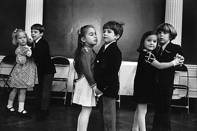 12. Öğle teneffüslerinde oynanan dansa davet oyununda eş olarak onu seçmek.