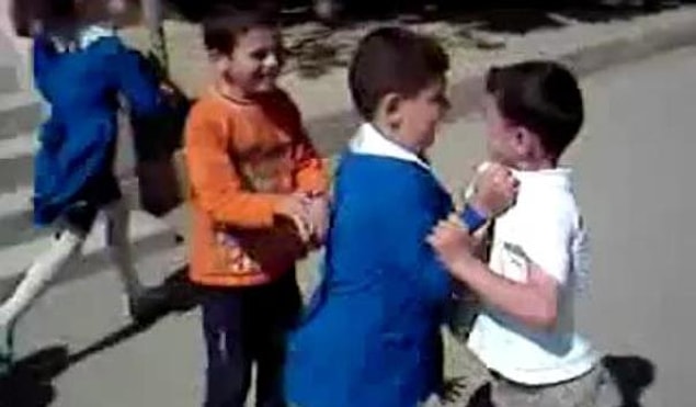 4. Aynı kıza aşık iki erkek ve onların arkadaşları arasında belirli aralıklarla kavgalar tertip etmek.